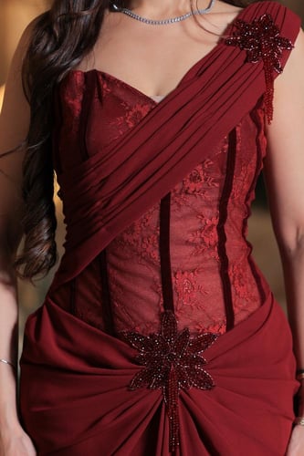 فستان برغندي فاخر بتصميم كلاسيكي