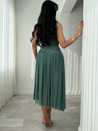 فستان ميدي بتصميم التول المزموم والياقة المرتفعة