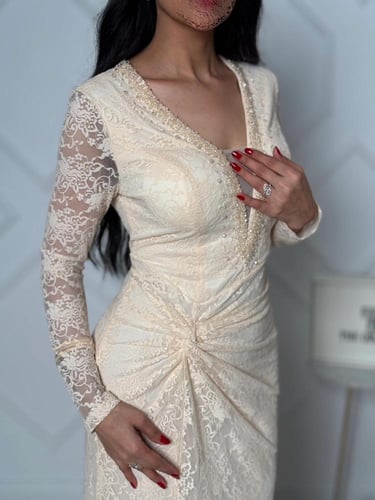 فستان دانتيل ملكي بتصميم الخصر الملفوف