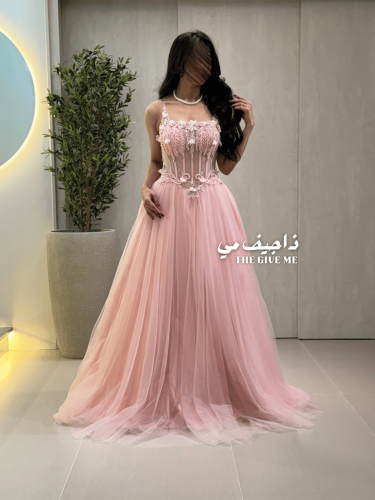فستان سهره طويل مزين بتطريزات على شكل ازهار ناعمه