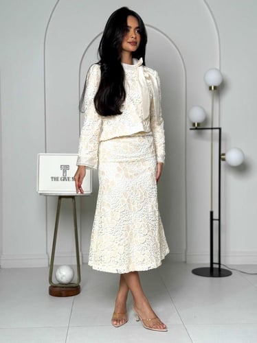 طقم دانتيل أوف وايت بربطة أنثوية