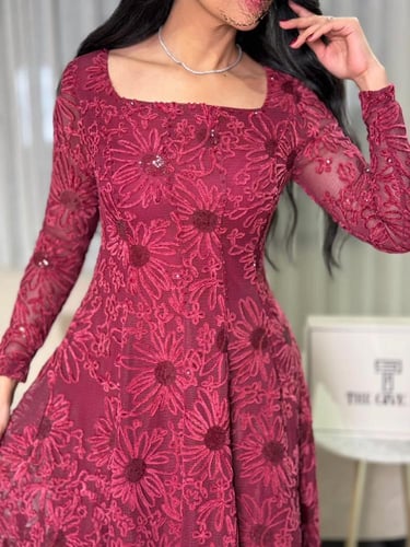 فستان دانتيل واسع بتصميم كلاسيك مع تطريز بارز وقصة...