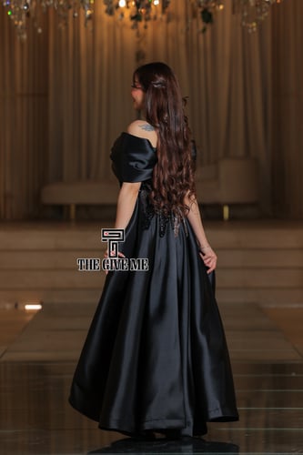 فستان اسود سهره بفينكه على الصدر