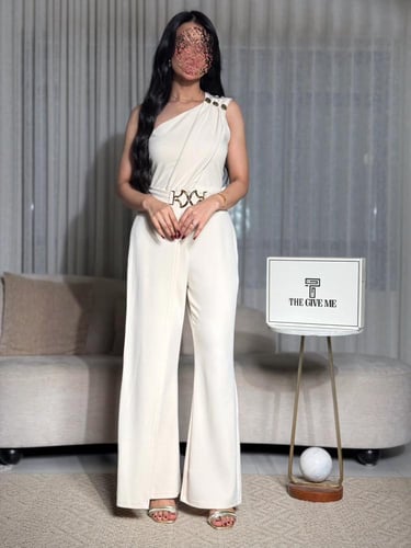 جمبسوت عصري بكتف مكشوف (وان شولدر) مزين بأزرار ذهب...