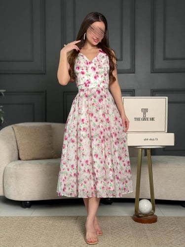 طقم بفتحة صدر على شكل حرف V مع تنورة كلوش