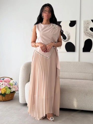 فستان الشيفون المموج بتفاصيل اللؤلؤ الناعمة