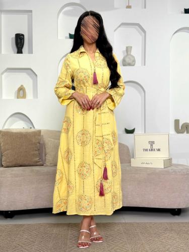 جلابية بتفاصيل زخرفية وقصة واسعة