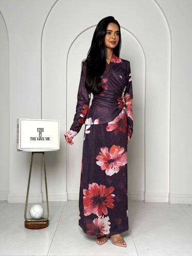 طقم طويل بتصميم لفّ مزين بنقشة زهور ولمسة فخمة عند...