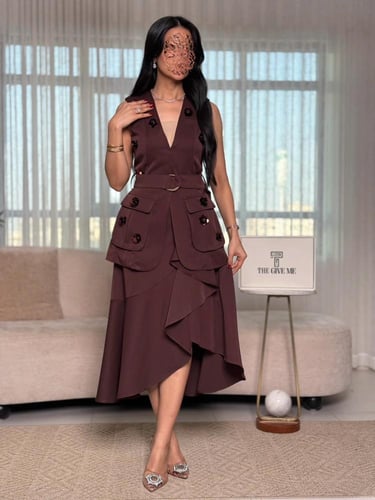 فستان "مودرن كلاسيك" بني مزين بجيوب وورود يدوية