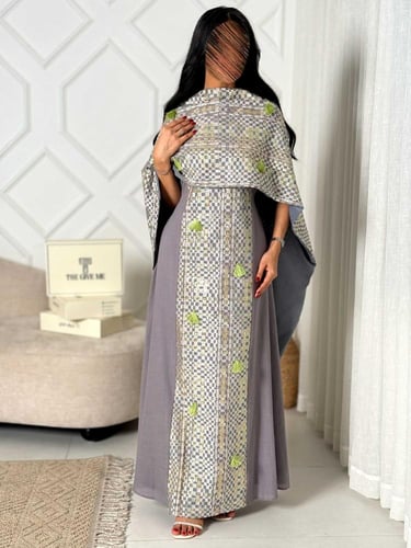 جلابية كاب بتطريز مربعات مع تفاصيل تيسل