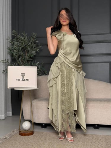 طقم ناعم بكسرات انسيابية ووردة على الصدر