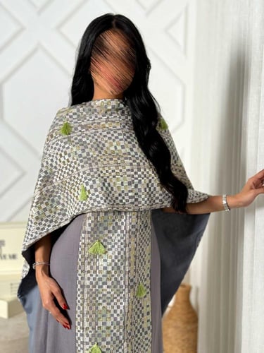 جلابية كاب بتطريز مربعات مع تفاصيل تيسل