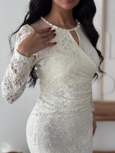 فستان "عقد اللؤلؤ" من الدانتيل الراقي بقصة أنثوية...