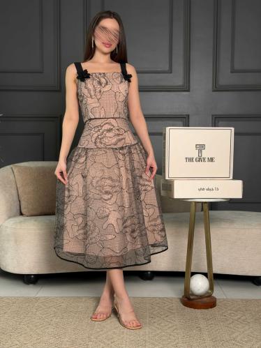 طقم بفتحة صدر مربعه و ورد على الاكتاف