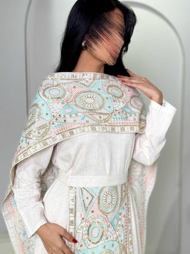 جلابية بتصميم كاب ملكي بتطريز باستيل هندسي