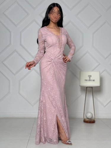 فستان دانتيل ملكي بتصميم الخصر الملفوف