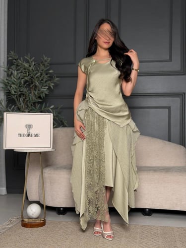 طقم ناعم بكسرات انسيابية ووردة على الصدر