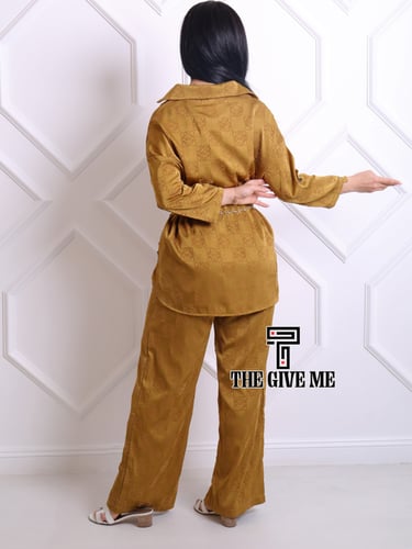 طقم بنطلون وبلوزه بطبعه شموه فخم بحزام علي الخصر