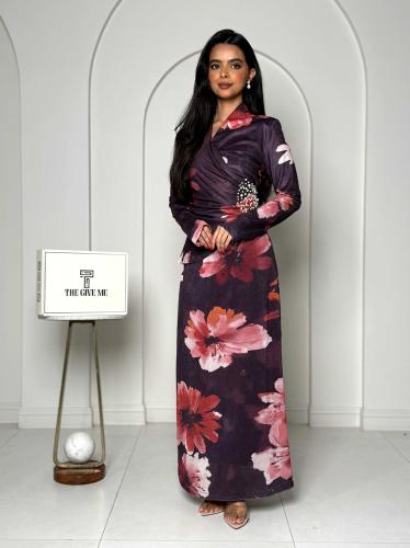 طقم طويل بتصميم لفّ مزين بنقشة زهور ولمسة فخمة عند...