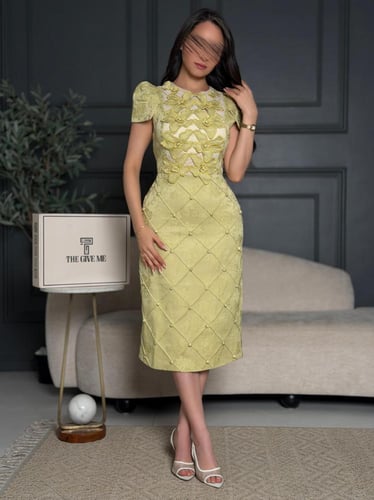 فستان "سولار" بتصميم الكاروهات البارزة وورود الصدر