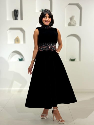 فستان جوخ بتطريز خرزي في الخصر