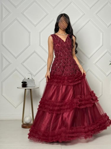 فستان احمر مطرز بتنورة تول