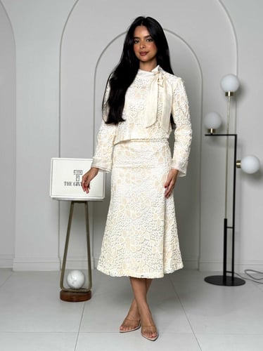 طقم دانتيل أوف وايت بربطة أنثوية