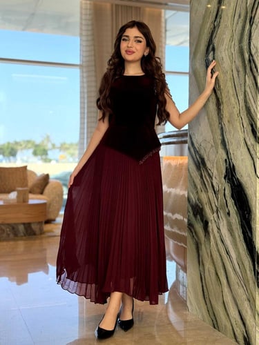 فستان راقٍ بتصميم عصري وانسيابية أنيقة