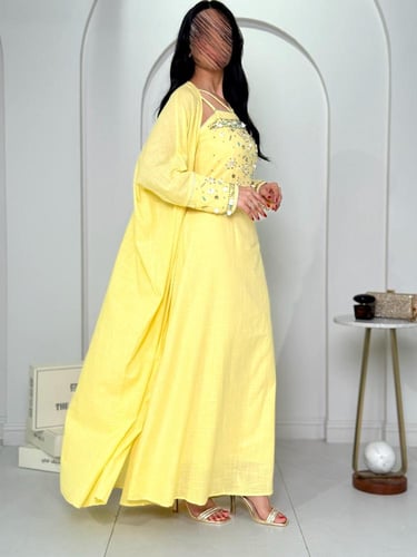 طقم جلابية بقطعتين بتطريز لؤلؤ وكريستال ناعم