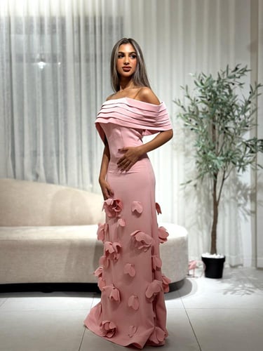 فستان باربي مزين بورد