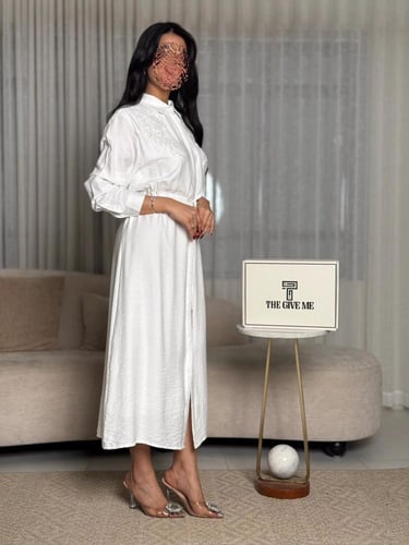 فستان بتطريز على الكتفين وخصر مطاطي