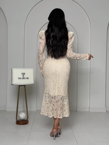 طقم "إيفوري دانتيل" الملكي بياقة مرتفعة وأكمام منف...