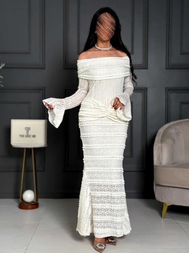 فستان دانتيل ناعم طويل بقصة اوف شولدر مع ياقة مطوي...