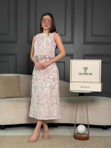 طقم بدون اكمام مزين بـ الريش الناعم وقطع الترتر ال...