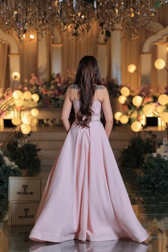 فستان سهرة وردي ناعم بتطريز راقي وذيل جانبي