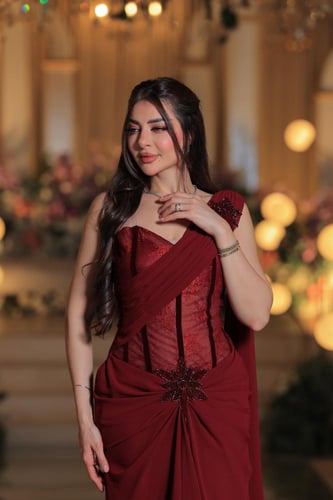 فستان برغندي فاخر بتصميم كلاسيكي