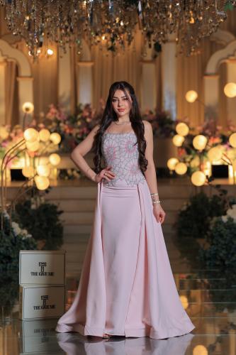 فستان سهرة وردي ناعم بتطريز راقي وذيل جانبي