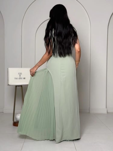 فستان "باستيل" الراقي بكسرات بليسيه وتطريز لؤلؤي