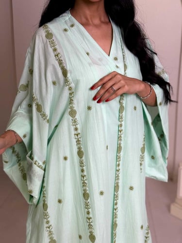 جلابية بتطريز عمودي ولمسة أنيقة