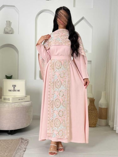 جلابية بتصميم كاب ملكي بتطريز باستيل هندسي