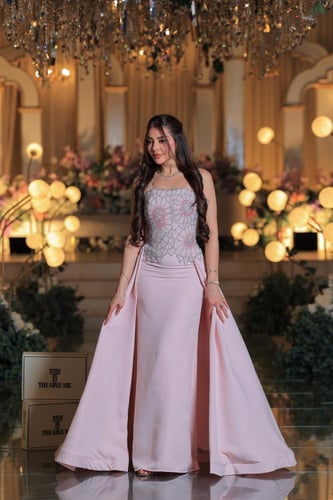 فستان سهرة وردي ناعم بتطريز راقي وذيل جانبي