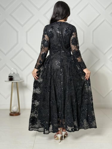 فستان اسود دانتيل بتصميم لامع