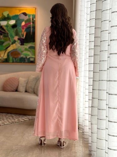 جلابية بتطريز فاخر وقصة مريحة وأنيقة