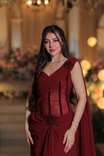 فستان برغندي فاخر بتصميم كلاسيكي