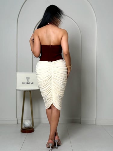 فستان قصير بثنيات جانبية بيضاء