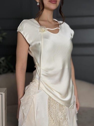 طقم ناعم بكسرات انسيابية ووردة على الصدر