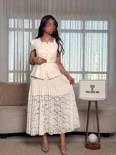 طقم "آيفوري" الفاخر بتصميم جاكيت رسمي وتنورة واسعة