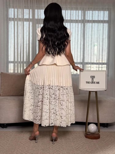 طقم "آيفوري" الفاخر بتصميم جاكيت رسمي وتنورة واسعة