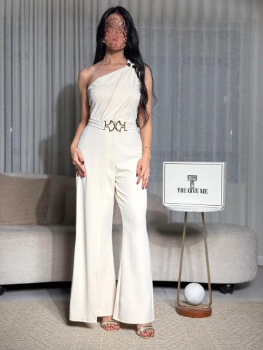 جمبسوت عصري بكتف مكشوف (وان شولدر) مزين بأزرار ذهب...