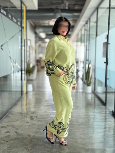 طقم لينن بتطريز مشجر على الاكمام